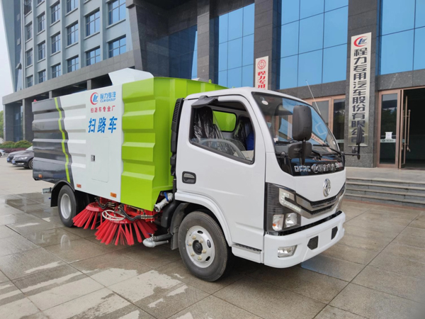 Dongfeng RHD Truck Mounted Sweepers With Water Sprinklers For Brushes 