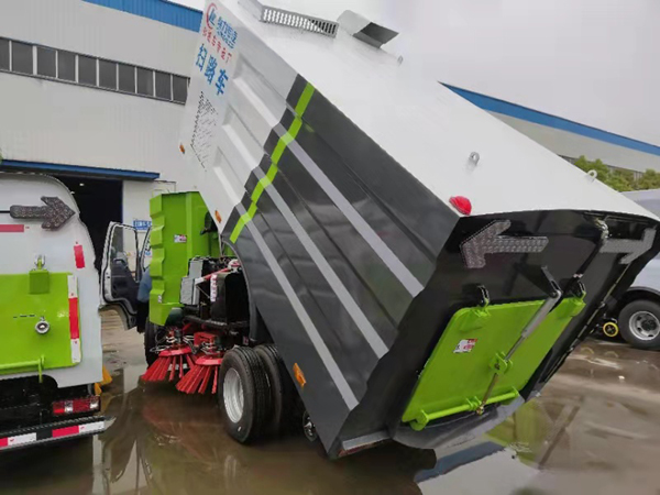 Dongfeng RHD Truck Mounted Sweepers With Water Sprinklers For Brushes 