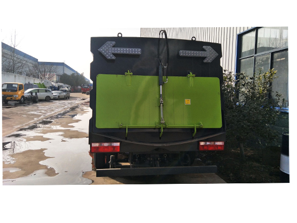Dongfeng 6 to 20 Kilometers Street Sweeper Road Sweeper with Vacuum Pumper
