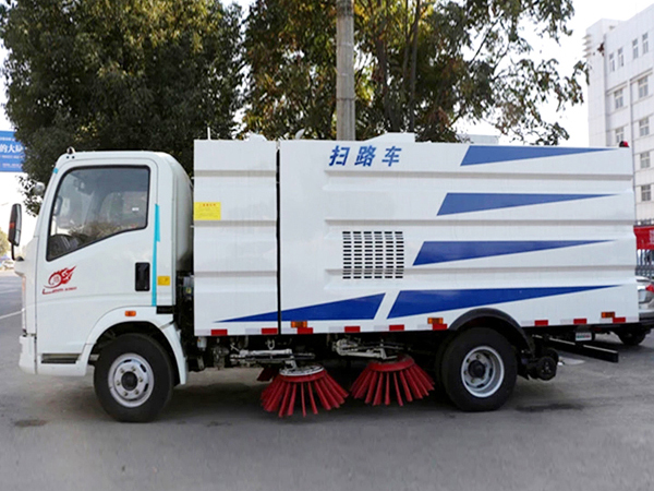 HOWO 6 Wheels Mobile Street Clean Sweeper For Urban Use 