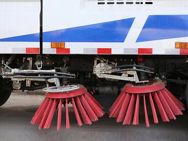 HOWO 6 Wheels Mobile Street Clean Sweeper For Urban Use 
