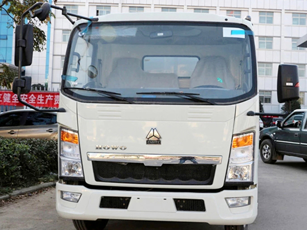 HOWO 6 Wheels Mobile Street Clean Sweeper For Urban Use 