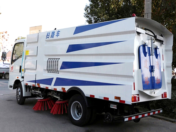 HOWO 6 Wheels Mobile Street Clean Sweeper For Urban Use 