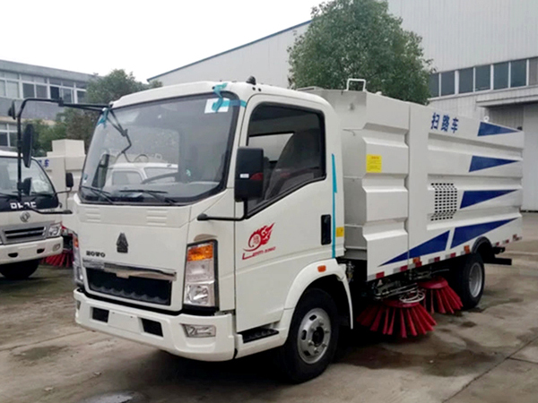 HOWO 6 Wheels Mobile Street Clean Sweeper For Urban Use 