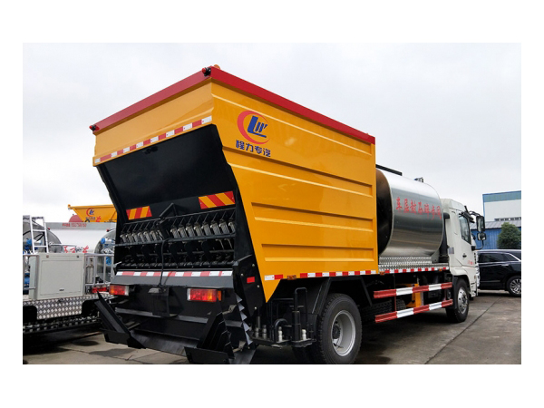 SHACMAN 4x2 Synchronous Chip Seal Spreader Truck