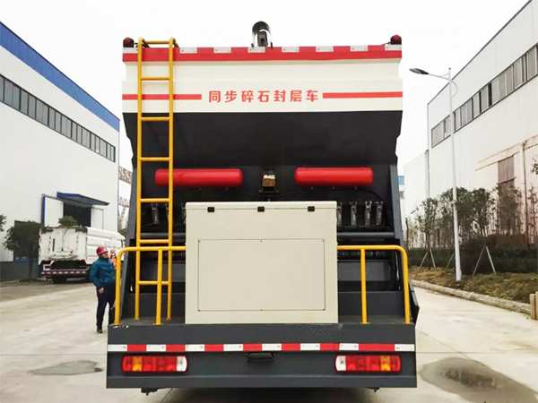 Sinotruck Howo 10 Tyre 12cbm Synchronous Chip Sealer For Make Road
