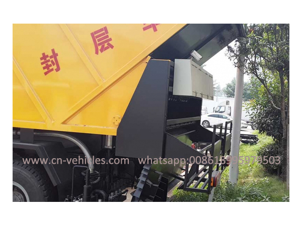 HOWO 6X4 Synchronous Chip Sealer Truck with 8cbm Asphalt Tank 12cbm Chip Bucket