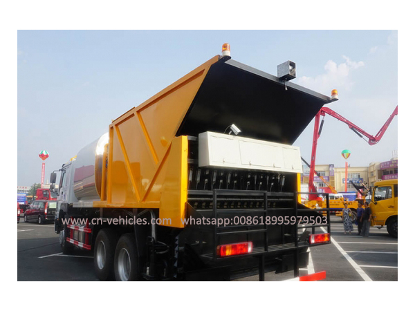 HOWO 6X4 Synchronous Chip Sealer Truck with 8cbm Asphalt Tank 12cbm Chip Bucket