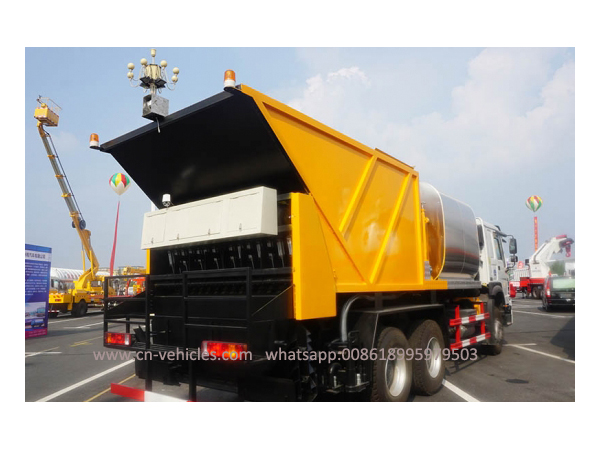 HOWO 6X4 Synchronous Chip Sealer Truck with 8cbm Asphalt Tank 12cbm Chip Bucket
