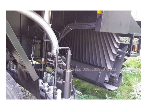 HOWO 6X4 Synchronous Chip Sealer Truck with 8cbm Asphalt Tank 12cbm Chip Bucket