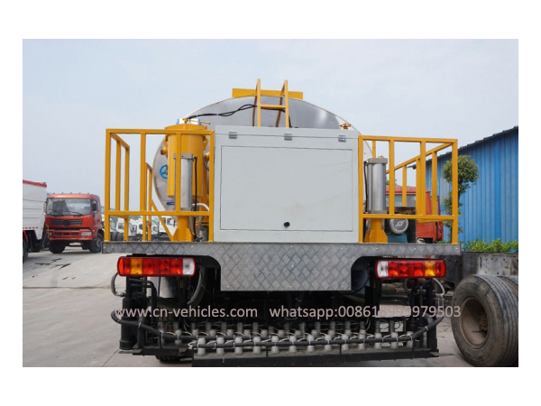 HOWO 15 Ton Intelligent Asphalt Distributor Truck