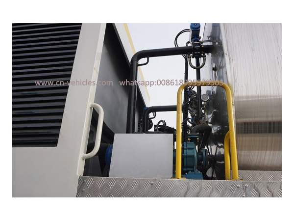HOWO 8X4 Synchronous Chip Sealer Truck with 9 Cbm Asphalt Tank 14 Cbm Chip Bucket