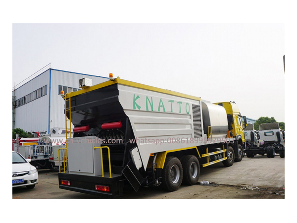 HOWO 8X4 Synchronous Chip Sealer Truck with 9 Cbm Asphalt Tank 14 Cbm Chip Bucket