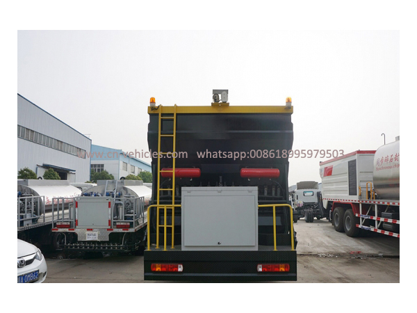 HOWO 8X4 Synchronous Chip Sealer Truck with 9 Cbm Asphalt Tank 14 Cbm Chip Bucket