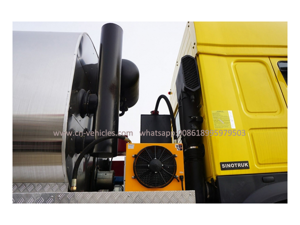 HOWO 8X4 Synchronous Chip Sealer Truck with 9 Cbm Asphalt Tank 14 Cbm Chip Bucket