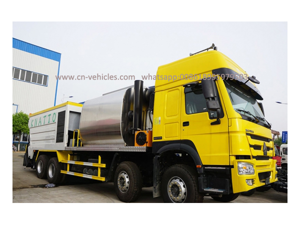 HOWO 8X4 Synchronous Chip Sealer Truck with 9 Cbm Asphalt Tank 14 Cbm Chip Bucket