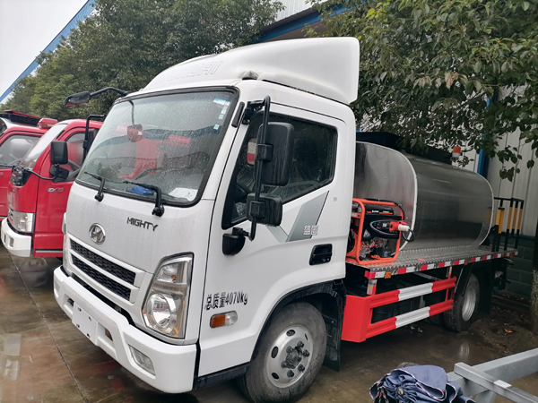 Hyundai 6 wheel Road Construction Spray Bitumen Distributor Truck