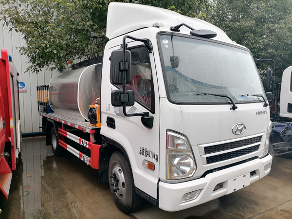 Hyundai 6 wheel Road Construction Spray Bitumen Distributor Truck