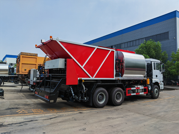 Shacman H3000 Asphalt Synchronous Chip Sealing Distributors And Equipment Truck