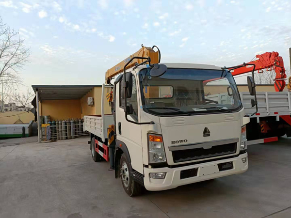 Sinotruck HOWO Truck With 5Ton XCMG Straight Crane