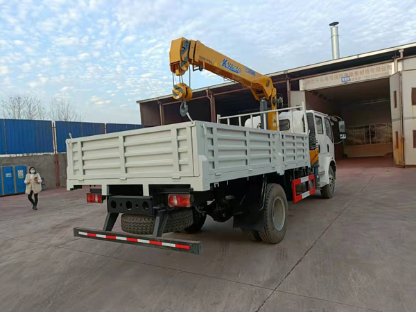 Sinotruck HOWO Truck With 5Ton XCMG Straight Crane