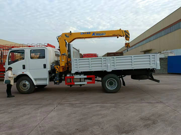 Sinotruck HOWO Truck With 5Ton XCMG Straight Crane