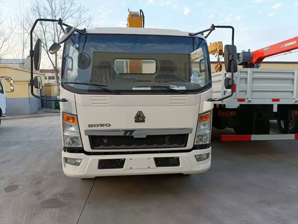 Sinotruck HOWO Truck With 5Ton XCMG Straight Crane