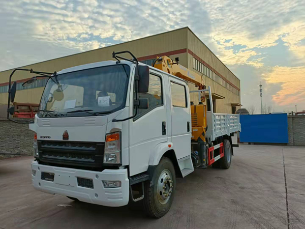 Sinotruck HOWO Truck With 5Ton XCMG Straight Crane