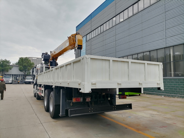 ISUZU GIGA 16 Wheels 16 Ton Hydraulic Mobile Straight Boom Arm Crane Truck With High Position Seat For Heavy Duty Equipments Delivery