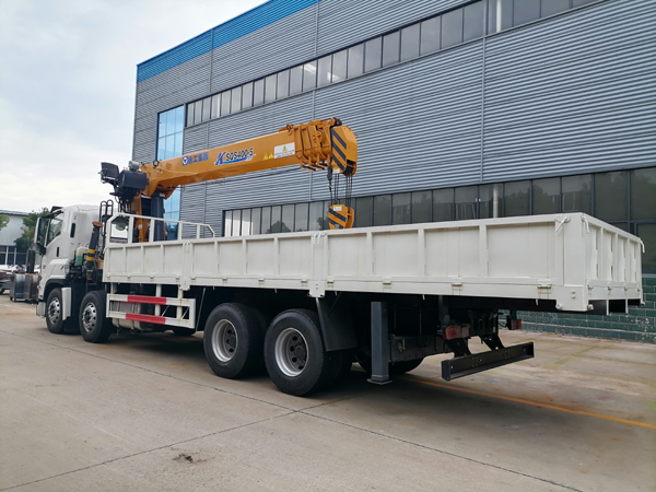 ISUZU GIGA 16 Wheels 16 Ton Hydraulic Mobile Straight Boom Arm Crane Truck With High Position Seat For Heavy Duty Equipments Delivery
