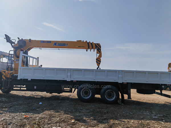 12 Tons Truck Mounted Straight 4 Arm Telescopic Crane China CLW 10 Wheels Hoisting Truck with Cranes