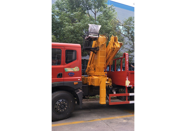 Dongfeng 25 Ton Folding Crane Mounted Truck for Sales