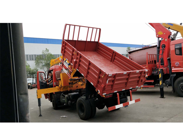 Dongfeng DFAC Brand 3 Tons Crane Truck for Sales