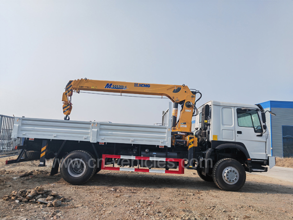 4wd full road condition SINOTRUK HOWO 6 wheelers truck 8tons knuckle telescopic boom crane