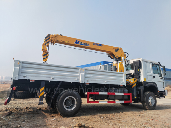 4wd full road condition SINOTRUK HOWO 6 wheelers truck 8tons knuckle telescopic boom crane