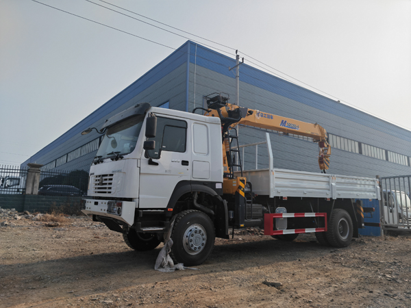 4wd full road condition SINOTRUK HOWO 6 wheelers truck 8tons knuckle telescopic boom crane