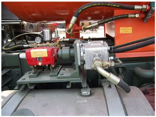 Sinotruk HOWO Vacuum Suction Truck With Jetting Cleaning KEG Pipe Nozzle 12m3 Tanker