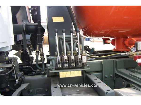Sinotruk HOWO Vacuum Suction Truck With Jetting Cleaning KEG Pipe Nozzle 12m3 Tanker
