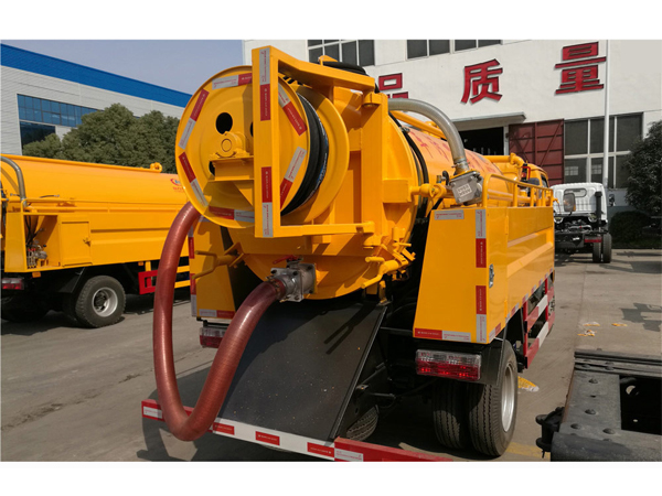 Dongfeng DFAC 5000L Vacuum Sewage Suction Tanker Truck