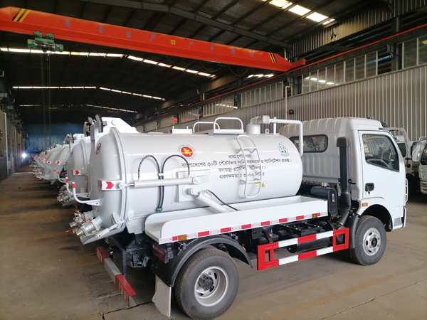 Dongfeng DFAC 3000liter Vacuum Sewage Fecal Suction truck 