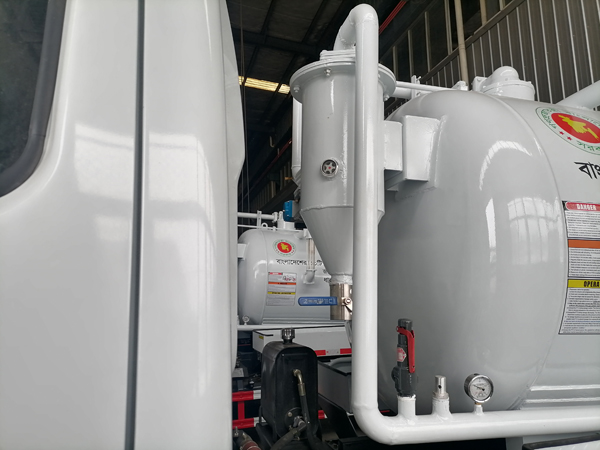 Dongfeng DFAC 3000liter Vacuum Sewage Fecal Suction truck 
