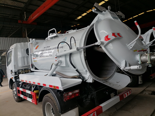 Dongfeng DFAC 3000liter Vacuum Sewage Fecal Suction truck 