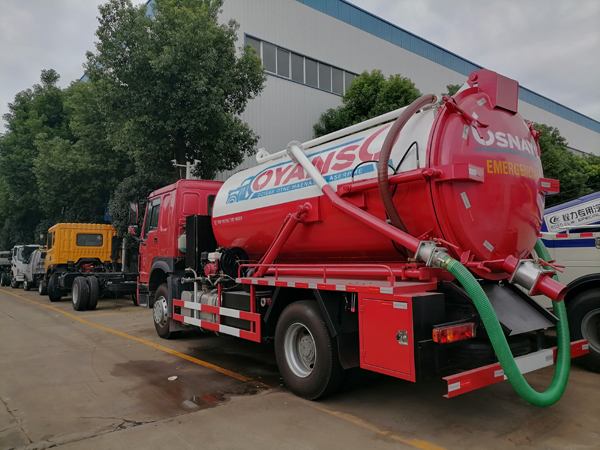 Sinotruck HOWO 2020 New Model 6 Tyre 10000 Liters Vacuum Sewage Suction Septic Tanker Truck With Self Dumping System