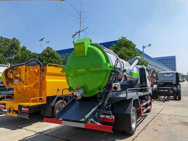 Dongfeng dfac Dollcar 5000liter 5bm Sewage Sewer Toilet Suck Excrement Suction Vehicle China Manufacture 