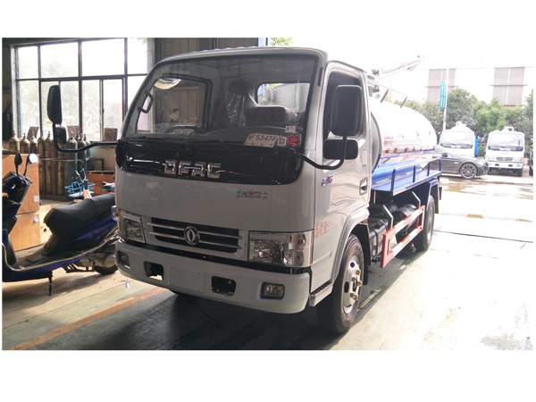 Dongfeng 8000L Vacuum Suction Droppings Fecal Truck