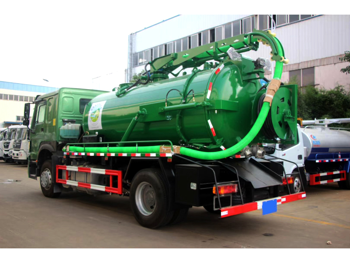 SINOTRUK HOWO 290HP 10CBM 10,000liters Sewage Suction Truck With Jurop Vauum pump Made in Italy