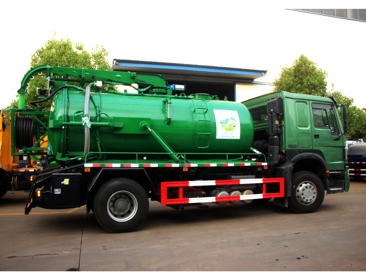 SINOTRUK HOWO 290HP 10CBM 10,000liters Sewage Suction Truck With Jurop Vauum pump Made in Italy
