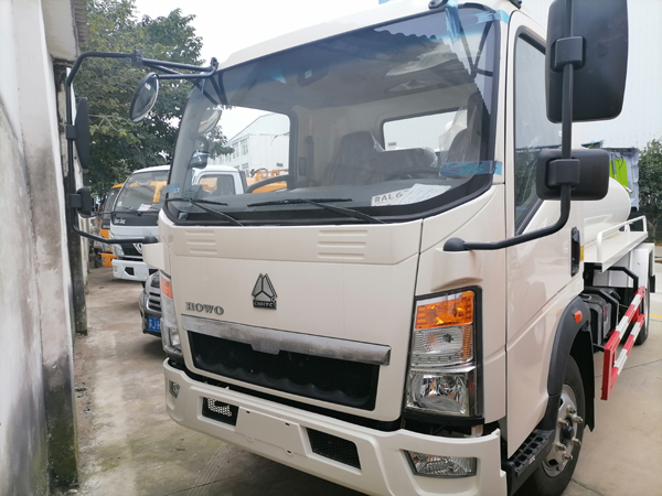 Sinotruck HOWO 1056 Gallon to 4000 Gallon High Pressure Fecal Sewage and Sludge Suction Tank Truck For Urban Use