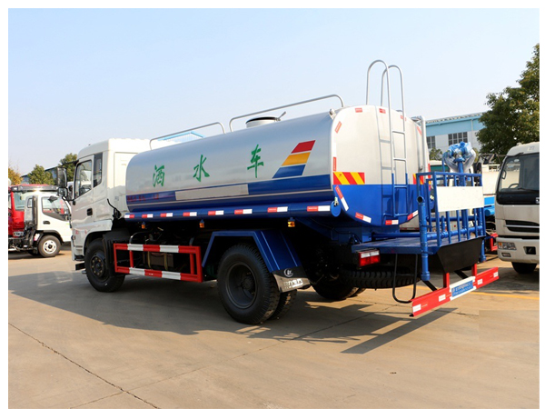 Dongfeng 12cbm Water Tank Truck with Hw19710 Transmission and Radial Tires in White Color