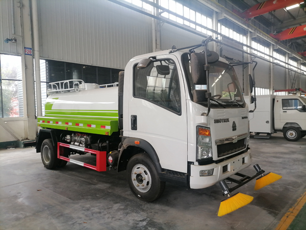 Sinotruck howo 10000liter 10cbm Cummins Diesel Engine Water Watering Tank Truck with Front Sweeper Price 